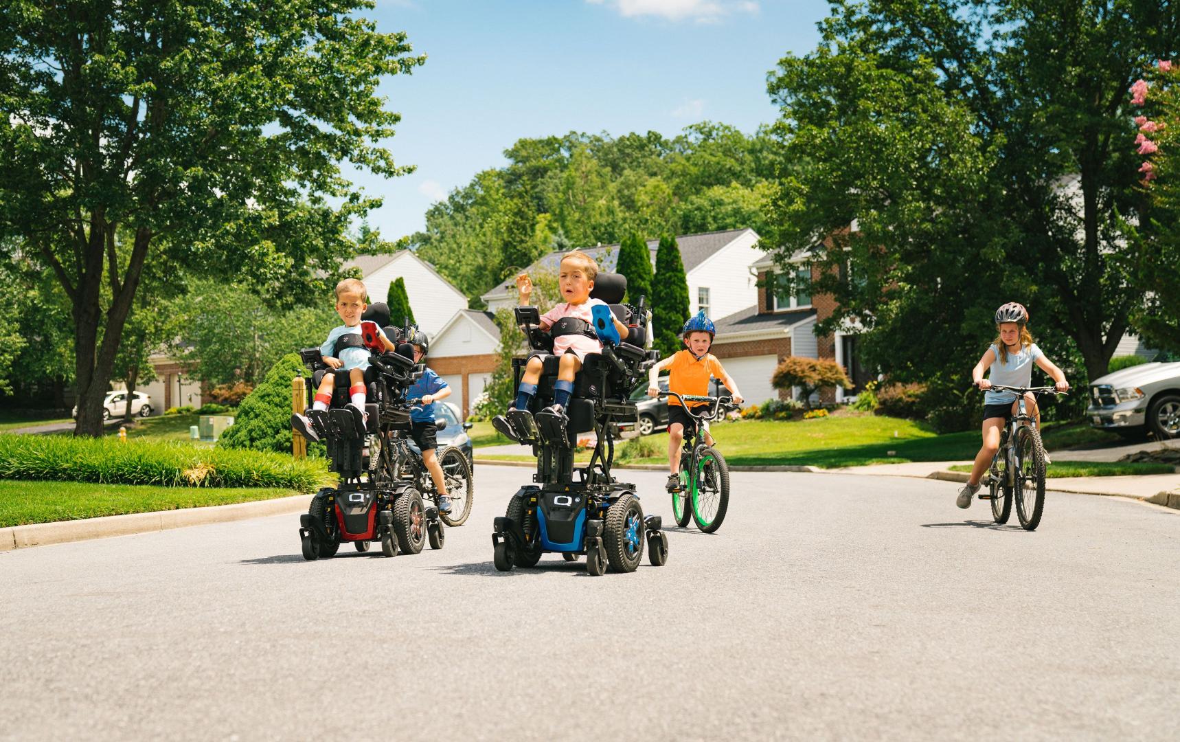dzieci jadące na wózkach elektrycznych quantum edge 3 stretto