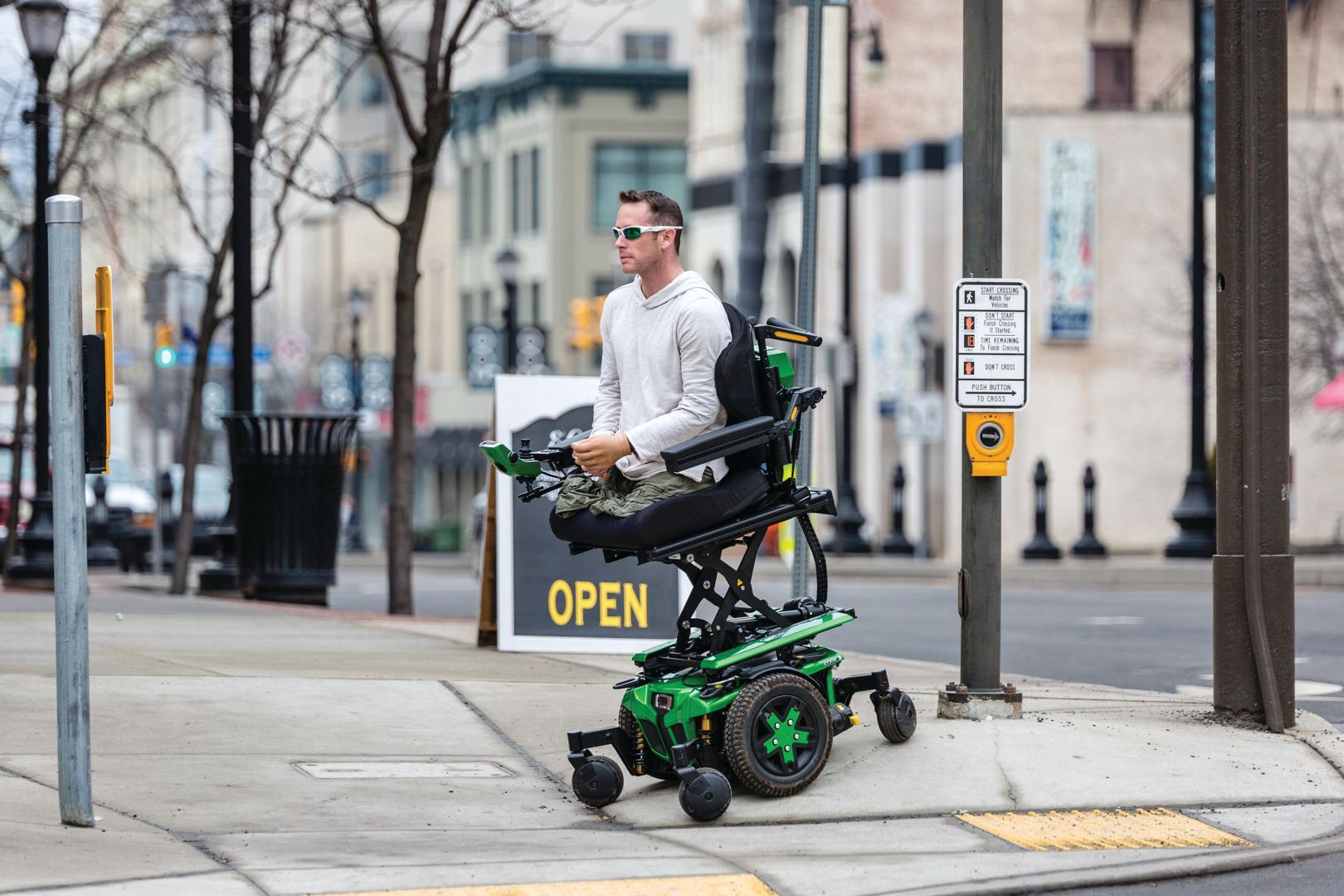 człowiek poruszający się na ulicy na wózku elektrycznym quantum edge 3