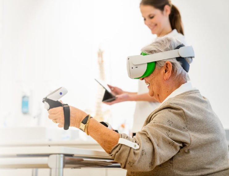 Seniorka korzysta z nowoczesnych metod rehabilitacji neurologicznej – liwcare.pl