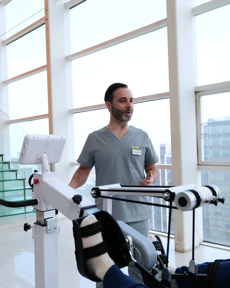 Rotor rehabilitacyjny przyłóżkowy ze stabilizacją kończyn dolnych i regulacją modułu treningowego
