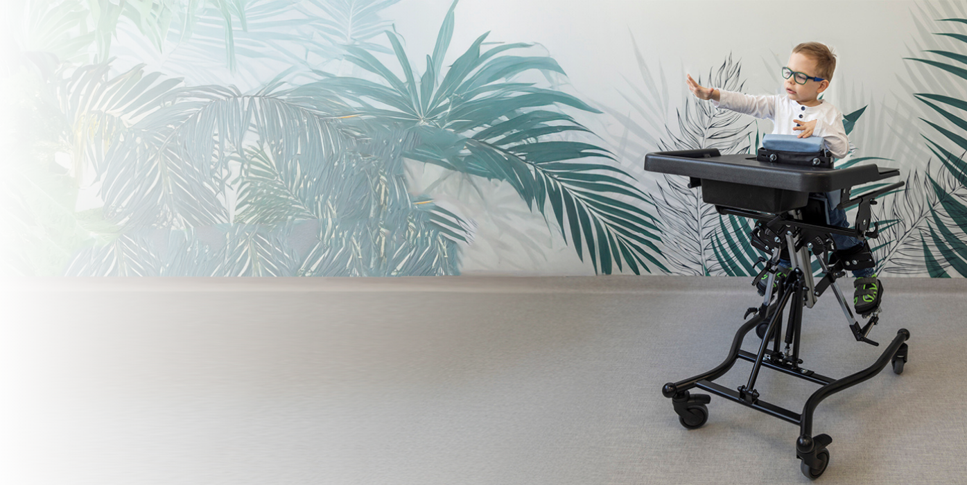 Dziecko na urządzeniu pionizującym - pionizator medyczny