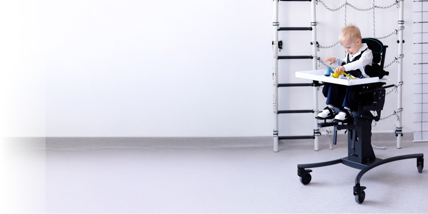 Urządzenie multifunkcyjne łączy funkcję pionizatora i siedziska stabilizującego, umożliwiając bezpieczną zmianę pozycji pacjenta w pozycji leżącej, siedzącej i stojącej.