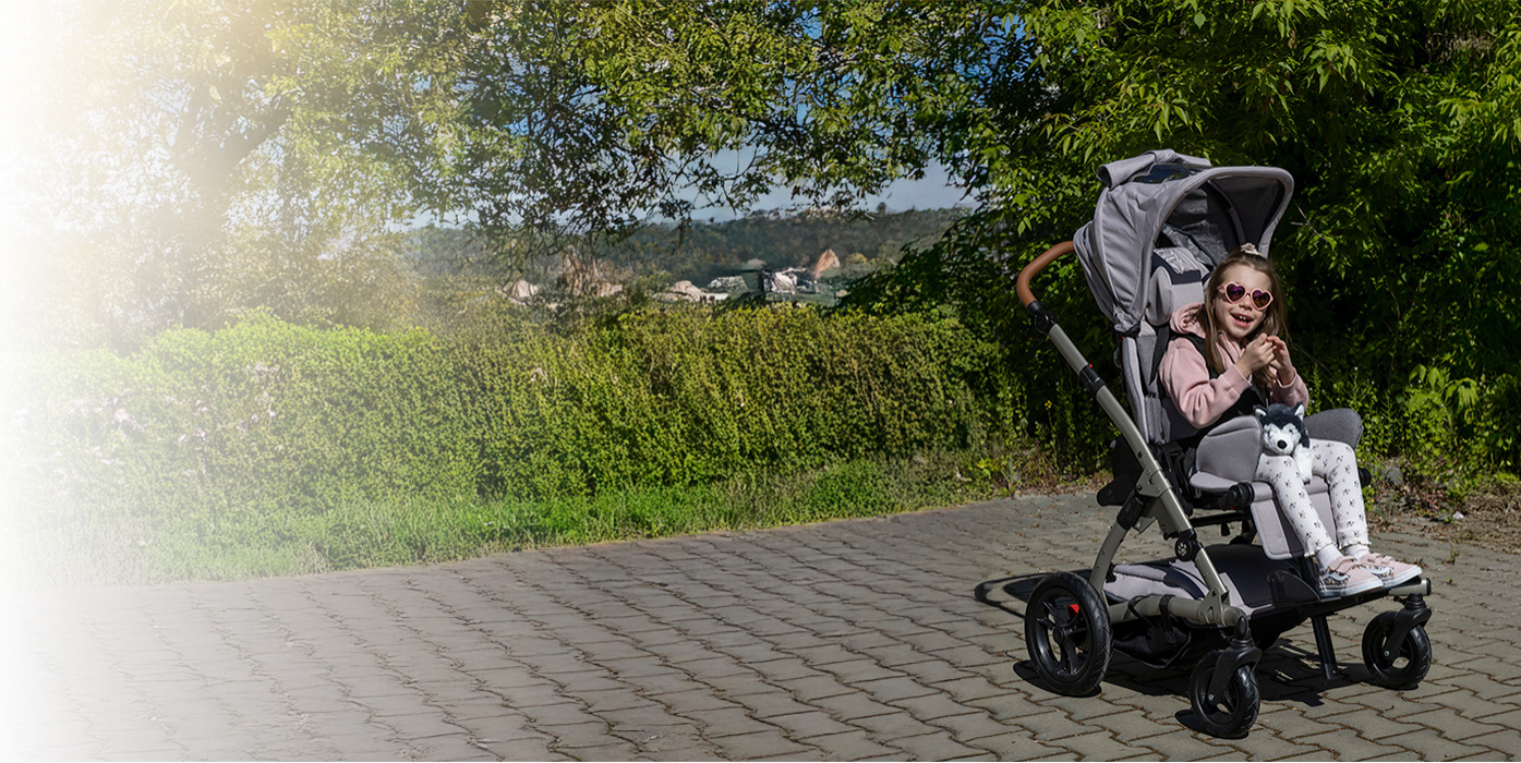 To rozwiązanie stworzone do codziennego przemieszczania pacjenta, z zachowaniem prawidłowej pozycji siedzącej i pełnego wsparcia opiekuna.