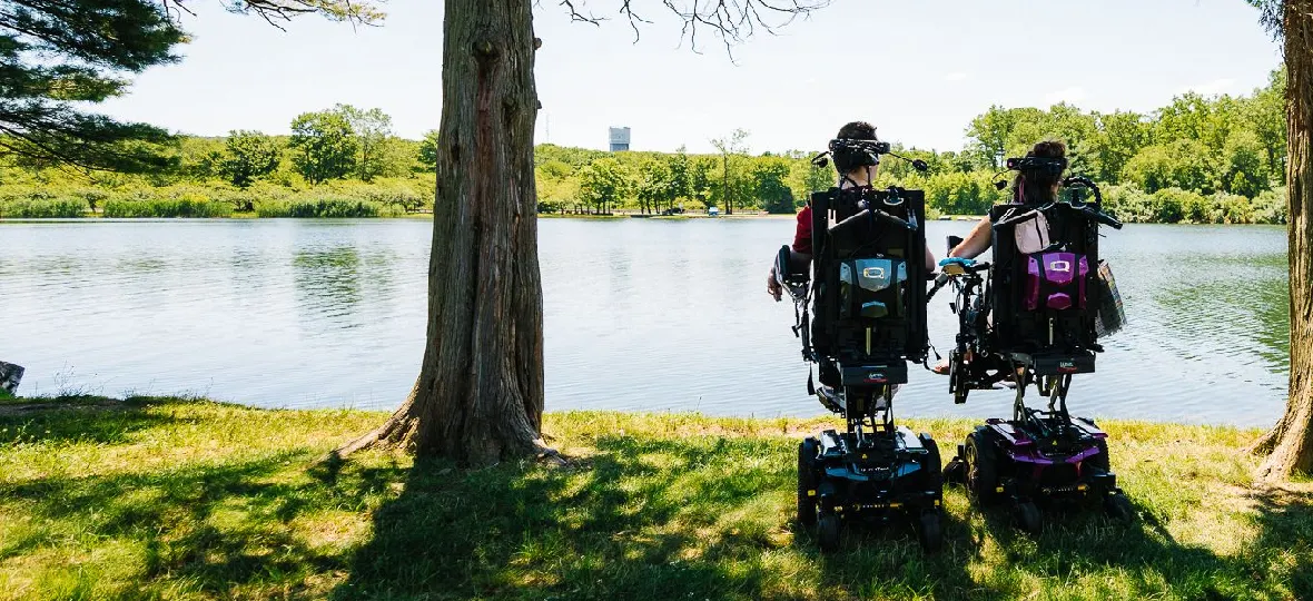 Para osób na elektrycznych wózkach inwalidzkich nad jeziorem