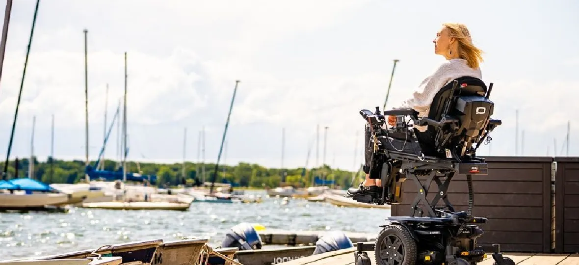 Osoba na wózku inwalidzkim elektrycznym oberwująca port