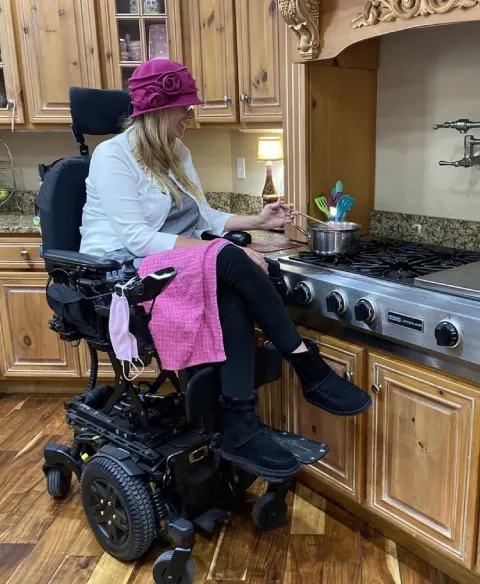 dziewczynka na foteliku