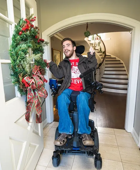 dziewczynka na foteliku